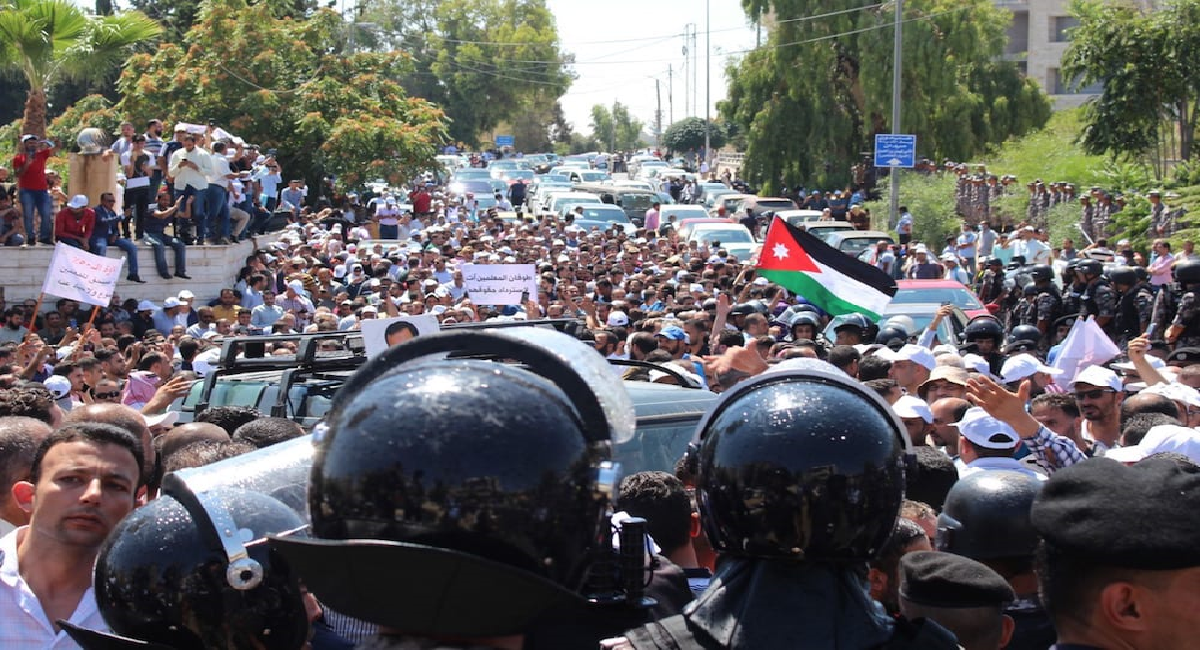  ترقب أمني بالأردن: حراكيون يدعون للتظاهر ونقابة المعلمين تلوح بالتصعيد