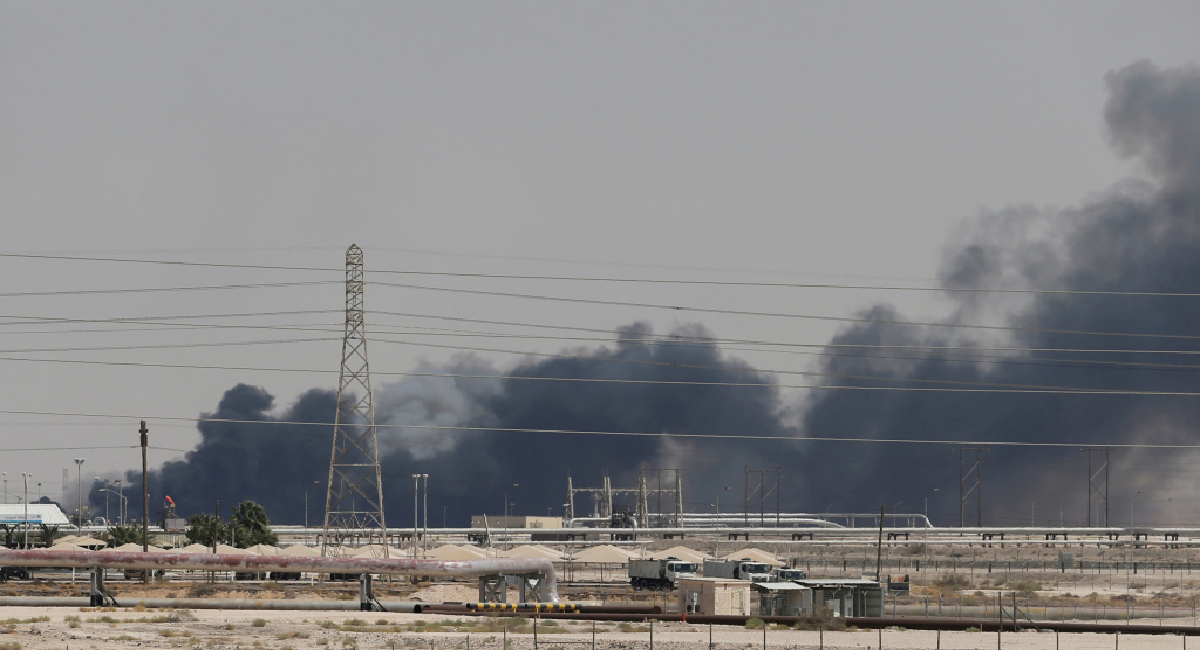  القصف الحوثي على آبار النفط السعودية قد يجبر واشنطن على تصنيفهم جماعة إرهابية