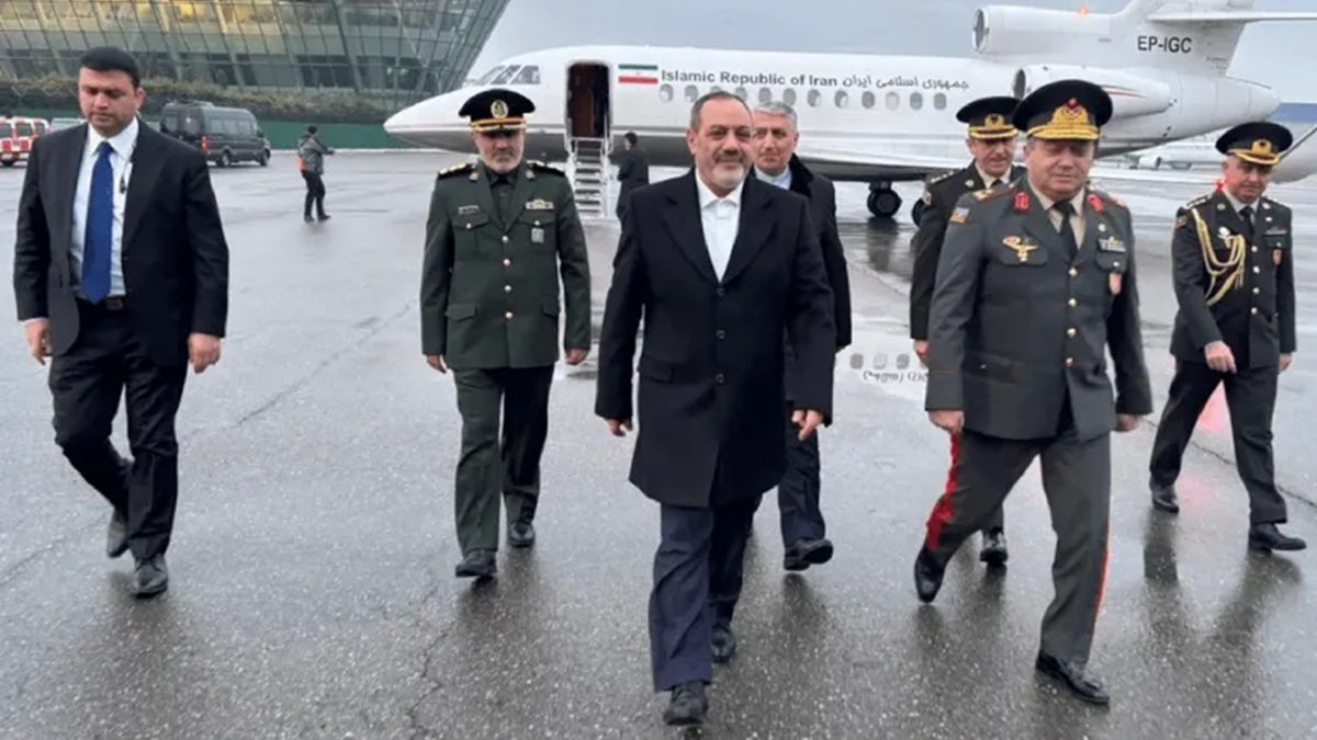 وزير الدفاع الإيراني يزور أذربيجان لضمان تحييد الجبهة الشمالية