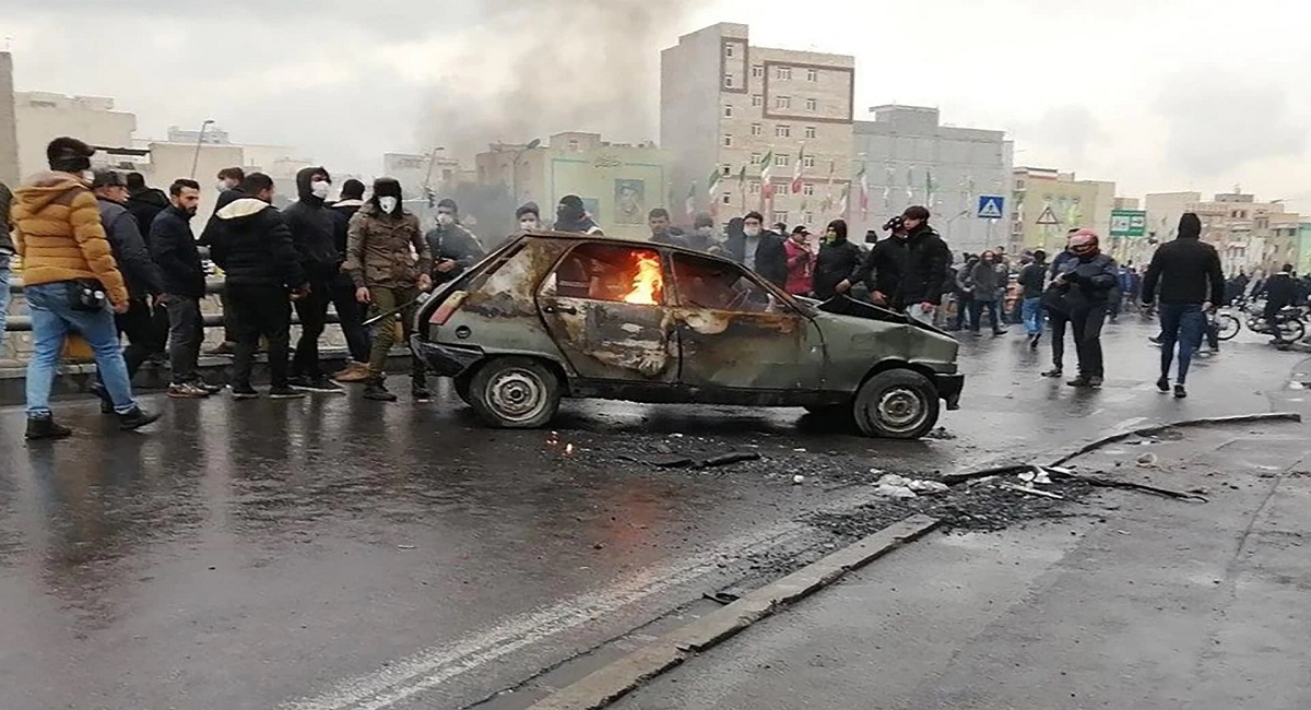  اشتباكات مسلحة في زهدان ... اتساع مظاهرات إيران يفتح المجال لهجمات المعارضة المسلحة