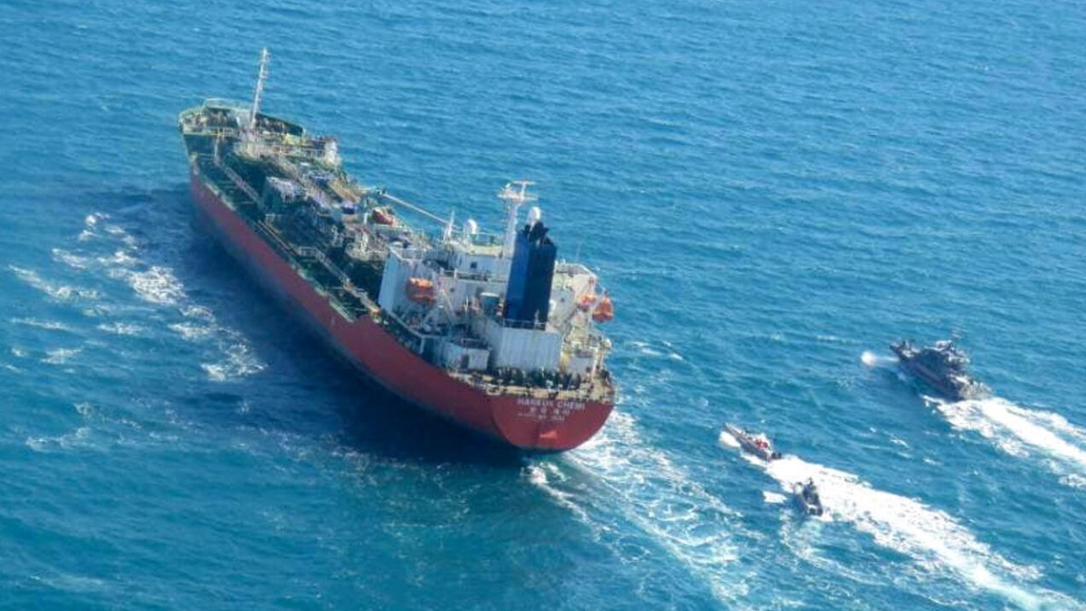  البحرية الإيرانية تحتجز ناقلة نفط في خليج عمان في رسالة ردع دولية
