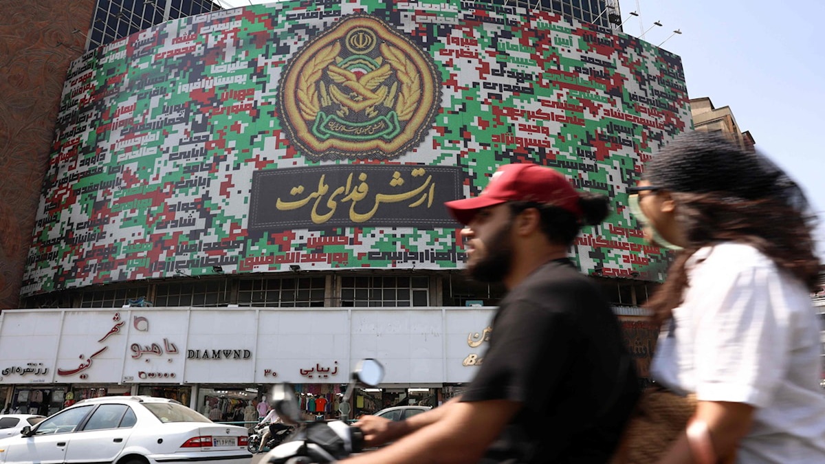 توقعات بارتفاع مخاطر الاضطرابات الاجتماعية في إيران بسبب التداعيات الإقتصادية لتفعيل آلية 