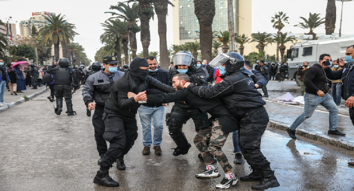  إجراءات الرئيس التونسي ضد خصومه تتجه بالبلاد نحو مزيد من التأزم