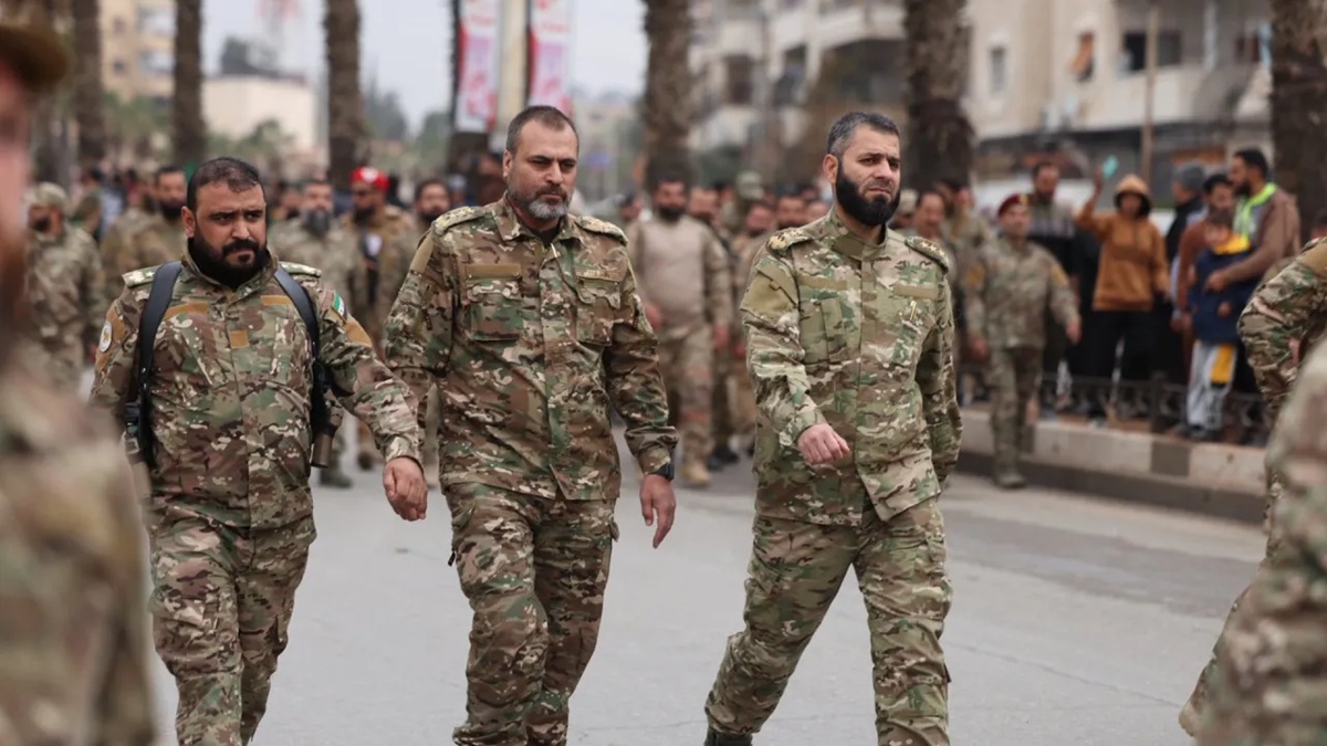 إعادة هيكلة الجيش السوري لإبعاد المعترضين عن القيادة الميدانية تدريجيًا بدل الدخول في مواجهة مباشرة معهم